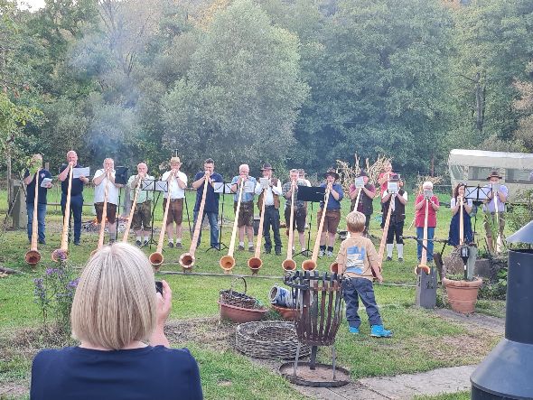 2025-09-20 18-46-25_Alphornbl�sertreffen Bibergem�nd-Kassel